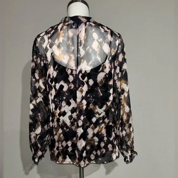 Simply Vera Wang Women's Size M Sheer Blouse Length 25" Excellent Condition - Picture 2 of 6